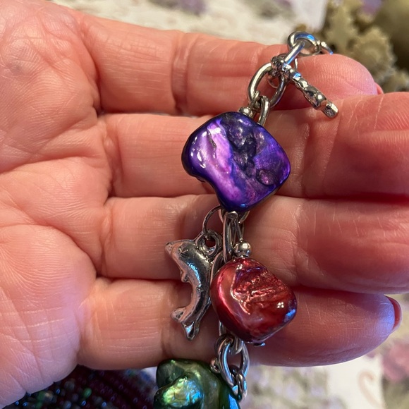 Blister pearl shell bracelet with angel and dolphin charms. - Picture 3 of 7